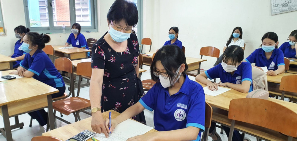 Học sinh Trường THPT Nguyễn Du (Q.10) được giáo viên hỗ trợ tận tình trước buổi thi sáng 6/5 - Ảnh: Phúc Trần