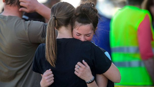 Học sinh ôm nhau sau vụ nổ súng tại Trường trung học cơ sở Rigby ở thị trấn Rigby (Idaho) hôm 6/5 - Ảnh: AP/ The Idaho Post-Register