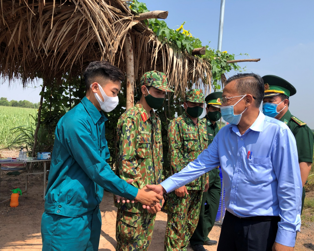 Lãnh đạo TPHCM đi thăm, động viên cán bộ, chiến sĩ chốt chặn biên giới ngăn người nhập cảnh trái phép ở biên giới tỉnh Tây Ninh.