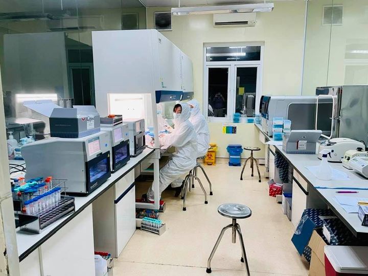 Cán bộ CDC Quảng Ninh xuyên đêm làm xét nghiệm SARS-CoV-2.