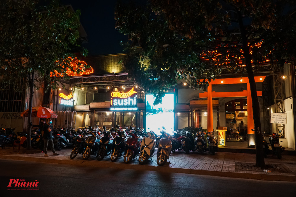 Nhà hàng buffet trên đường Lê Quý Đôn vẫn đón khách bình thường, có treo Nhà hàng chỉ phục vụ 30 khách, thayvif tạm ngừng hoạt động  như chỉ đạo của UBND TP