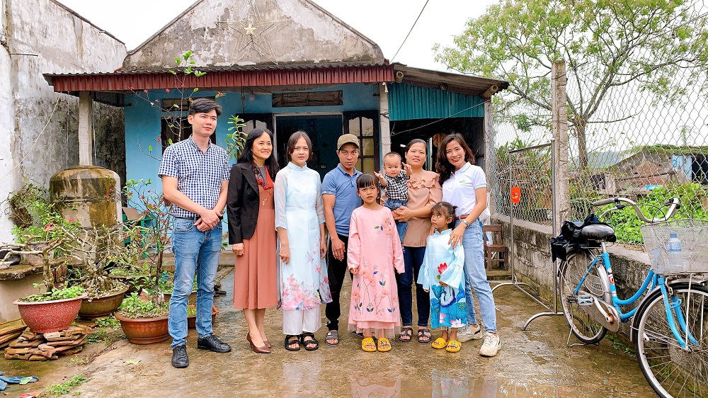 Cả gia đình và đại diện lá lành Vinamilk cùng nhau chụp những bức ảnh kỷ niệm để ghi dấu ngày đặc biệt này. Ảnh: Vinamilk