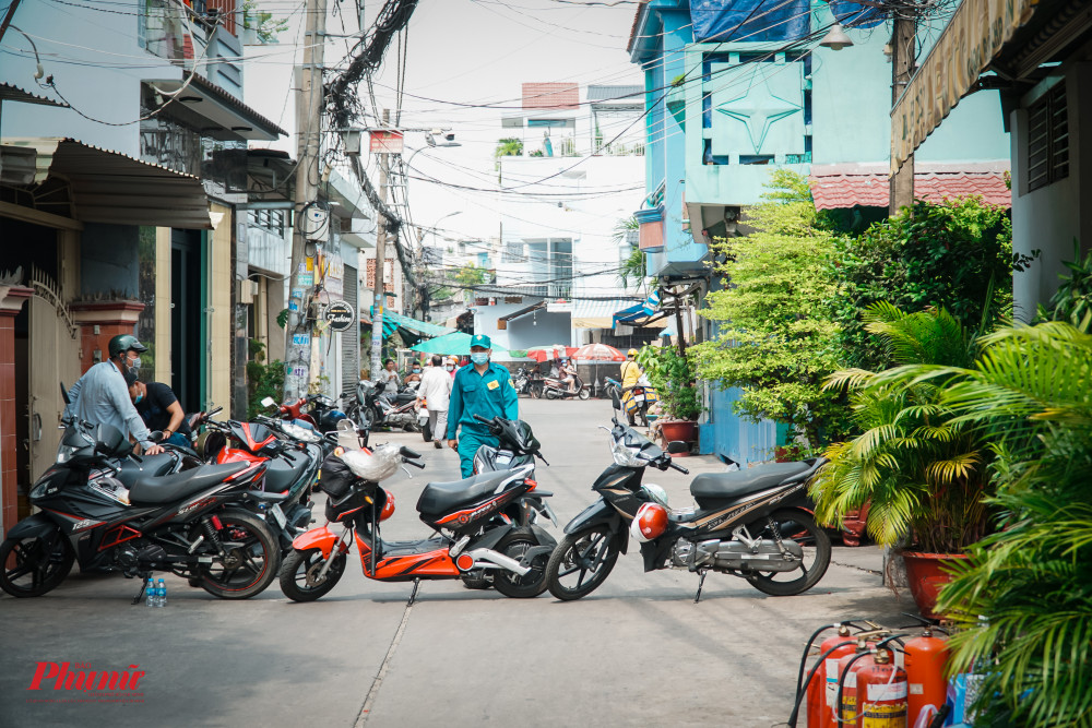 Để phục vụ công tác khám nghiệm hiện trường, lực lượng chức năng vẫn đang phong tỏa các lối ra vào con hẻm này