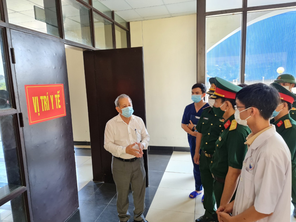 Ông Phan Ngọc Thọ - Chủ tịch UBND tỉnh Thừa Thiên - Huế kiểm tra Khu cách ly tập trung xã Phú Thượng (huyện Phú  Vang)