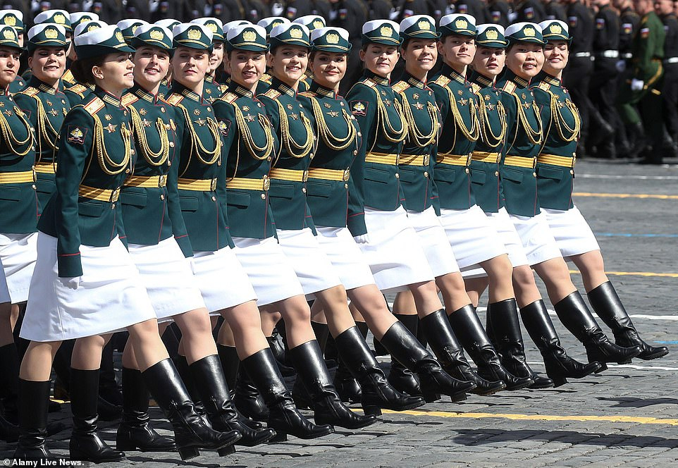Các nữ quân nhân diễu hành trong đội hình diễn tập lễ phục của cuộc diễu binh Ngày Chiến thắng kỷ niệm 76 năm chiến thắng phát xít Đức trong Thế chiến II, tại Quảng trường Đỏ (Moscow), ngày 7/5/2021