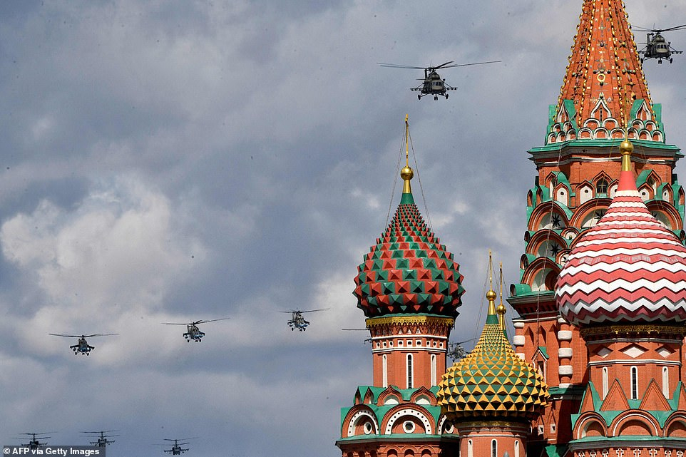 Máy bay trực thăng quân sự của Nga bay qua Điện Kremlin và Quảng trường Đỏ ở Moscow vào ngày 7/5/2021.