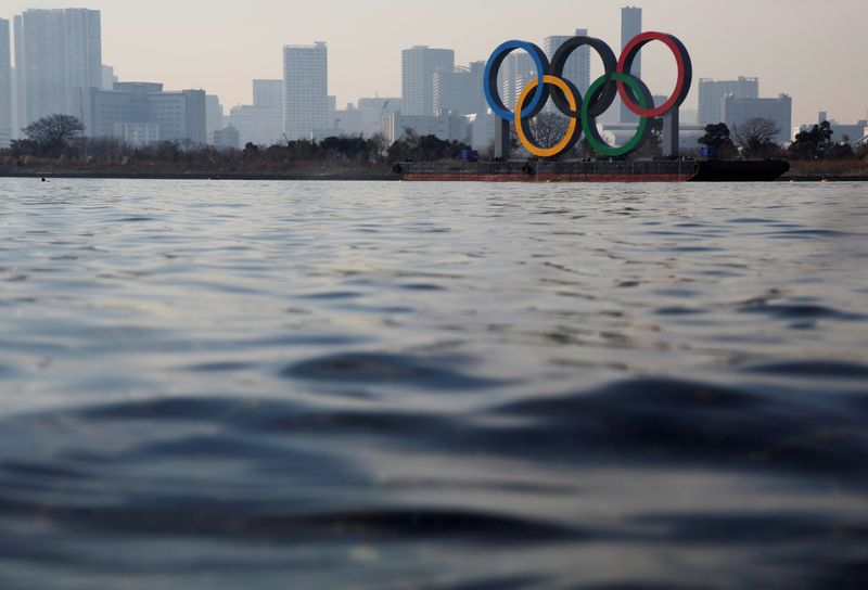 Các vòng tròn Olympic khổng lồ nhìn từ biển, khi nước Nhật đang vật lộn chống trả dịch bệnh COVID-19 ở Tokyo - Ảnh: Reuters