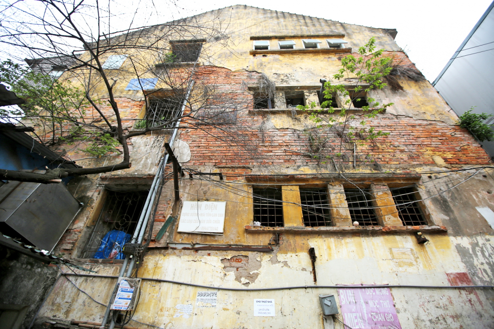 Một chung cư cũ ở Hà Nội xuống cấp trầm trọng