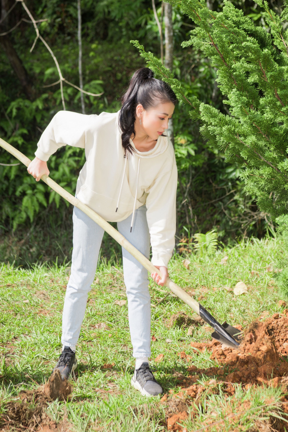 Thường xuyên tham gia các dự án vì cộng đồng, Hoa hậu Phương Khánh tiếp tục gây ấn tượng ghi ăn mặc khá giản dị với quần jean, áo thun trong hoạt động trồng cây gây rừng lần này.