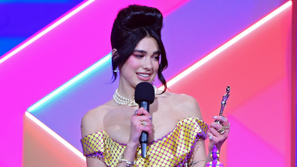 Nữ ca sĩ Dua Lipa nhận được 2 chiếc cúp vàng tại Brit Awards năm nay