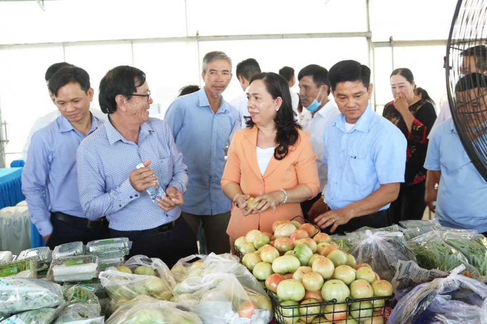 Bà Nguyễn Thanh Xuân (giữa) - Chủ tịch Hội Nông dân TP.HCM - đánh giá cao sản phẩm và động viên bà con nông dân tiếp tục đầu tư công nghệ vào sản xuất nông nghiệp để đạt hiệu quả cao