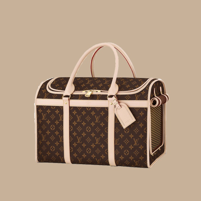 Louis Vuitton bán túi vận chuyển chó mèo trị giá 3.950 USD (khoảng 90 triệu đồng). Chiếc túi mang hoạ tiết đặc trưng của hãng, được đánh giá thời trang nhờ kiểu dáng thanh lịch, cách phối màu sang trọng. 