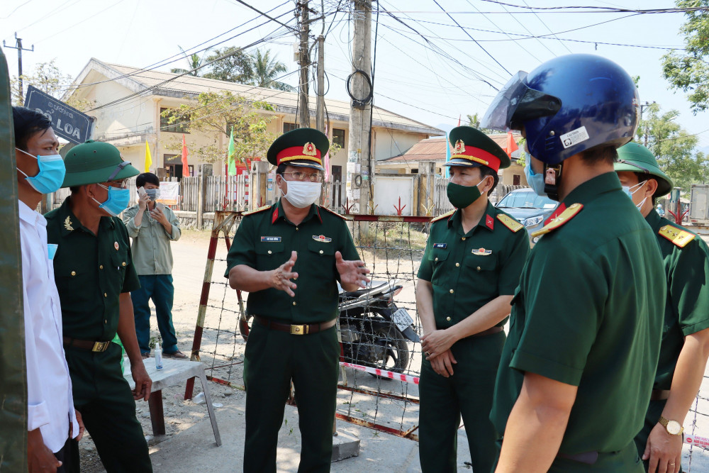 Thượng tá Ngô Nam Cường, UVTV Tỉnh ủy, Chỉ huy trưởng Bộ Chỉ huy Quân sự tỉnh kiểm tra chốt tổ dân phố 6 Thị trấn Phú Lộc