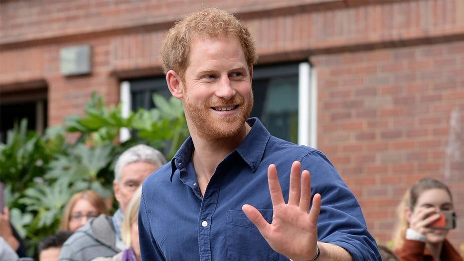 Hoàng tử Harry ví cuộc sống hoàng gia của mình giống như “một show diễn” - Ảnh: Fox News