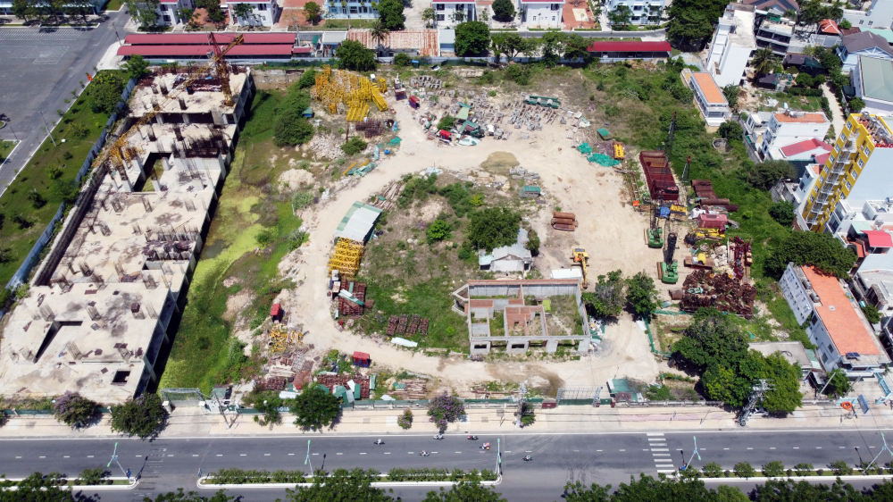 Tổng mức đầu tư dự án này là 1.250 tỷ đồng. Ngày 16/2/2016, UBND tỉnh Khánh Hòa có quyết định 409 giao đất, cho thuê đất cho Công ty TNHH Đỉnh Vàng Nha Trang với tổng diện tích dự án lên tới 20.112m2. Trong đó, diện tích thuê đất trả tiền thuê một lần để xây dựng khách sạn, căn hộ du lịch, trung tâm thương mại có diện tích 8.224m2; diện tích giao đất thu tiền sử dụng đất xây dựng căn hộ cao cấp gần 4.675m2.
