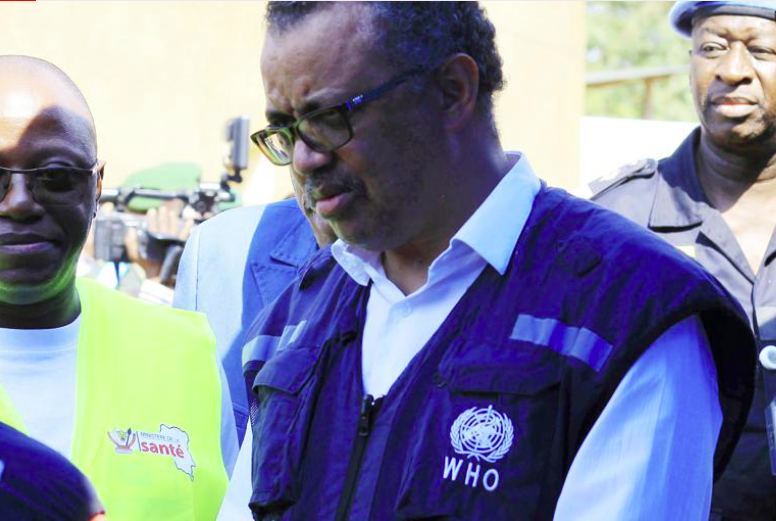  Trong ảnh hồ sơ này đề ngày Thứ Sáu, ngày 10 tháng 8 năm 2018, Tiến sĩ Tedros Adhanom Ghebreyesus, Tổng Giám đốc WHO, nói chuyện với một quan chức y tế tại một trung tâm ứng phó Ebola mới thành lập ở Beni, Cộng hòa Dân chủ Congo. Các nhà ngoại giao và nhà tài trợ của Anh, châu Âu và Mỹ đã lên tiếng bày tỏ quan ngại nghiêm trọng về cách Tổ chức Y tế Thế giới xử lý các cáo buộc lạm dụng tình dục liên quan đến nhân viên của chính họ trong đợt bùng phát dịch Ebola ở Congo. (Ảnh AP / Al-hadji Kudra Maliro, FILE)