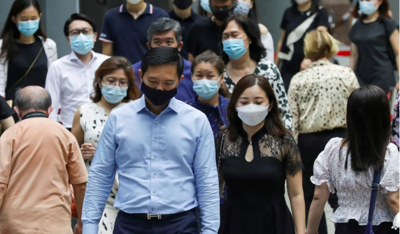 Các nhân viên văn phòng Singapore đã bị thúc giục làm việc tại nhà do sự gia tăng các trường hợp mắc bệnh Covid-19 tại địa phương. Ảnh: Reuters