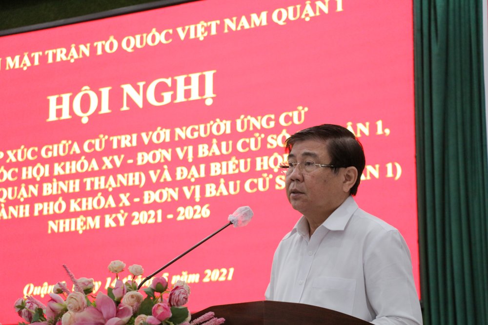 Chủ tịch UBND TPHCM Nguyễn Thành Phong tiếp xúc cử tri quận 1. Đây là buổi tiếp xúc thứ 3 của ông để vận động bầu cử