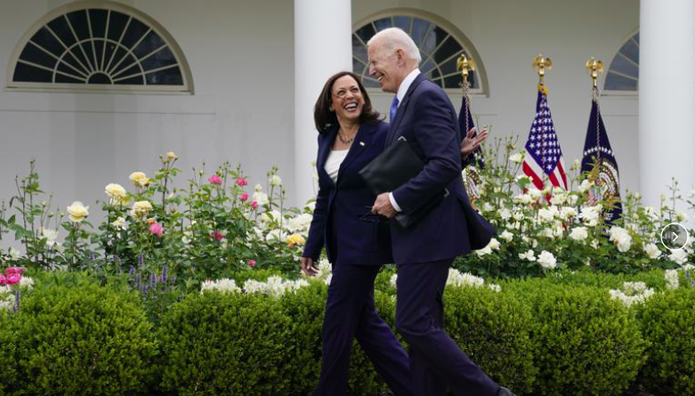 Tổng thống Joe Biden và Phó tổng thống Harris tươi cười khi bỏ khẩu trang