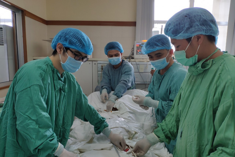 Đội ngũ , y bác sĩ đã sử dụng dùng kỹ thuật ECMO cứu sống bệnh nhân Trương H.