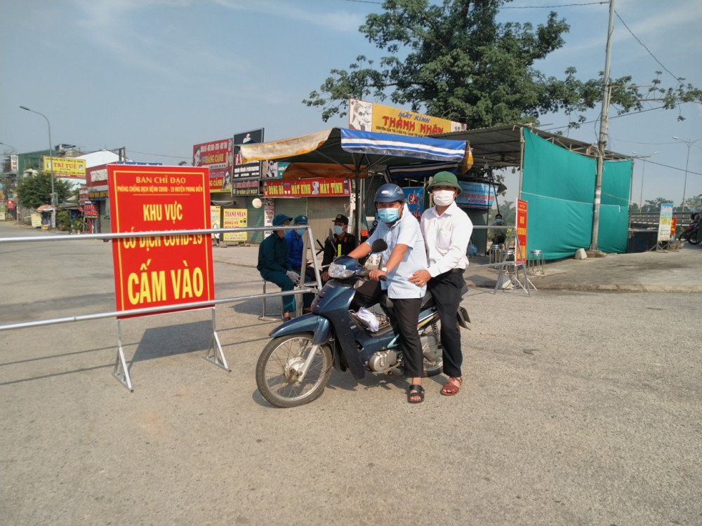 Một trong  những chốt kiểm soát Khu vực phong tỏa vì dịch COVID-19 tại xã Phong Hiền 