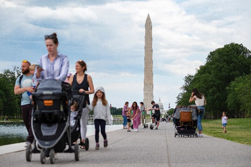 Khách du lịch đến thăm khu công viên quốc gia National Mall ở Washington, D.C. vào ngày 14/5, nơi có đài tưởng niệm Washington - Ảnh: AFP