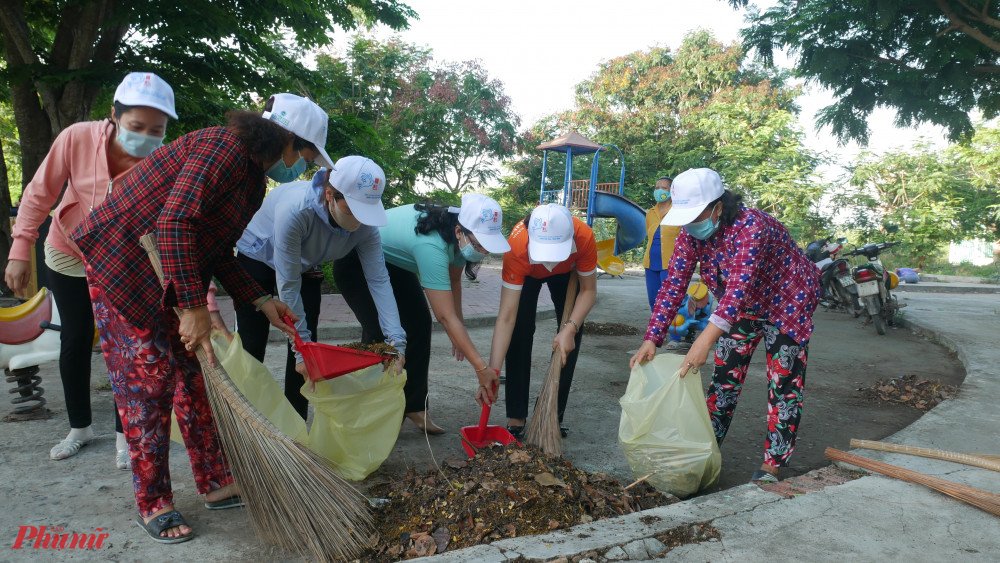 Các chị tham gia tổng vệ sinh môi trường