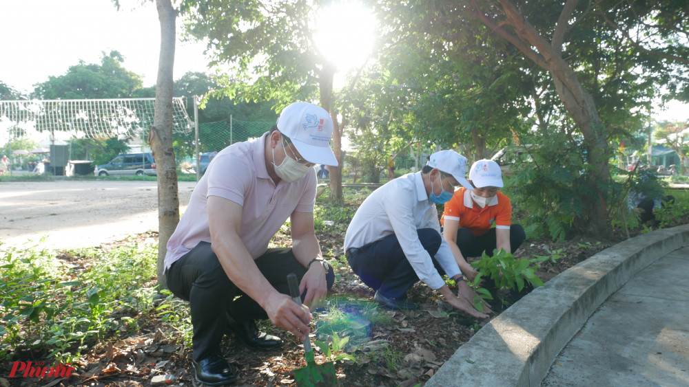 Các dại biểu tham gia trồng cây xanh 