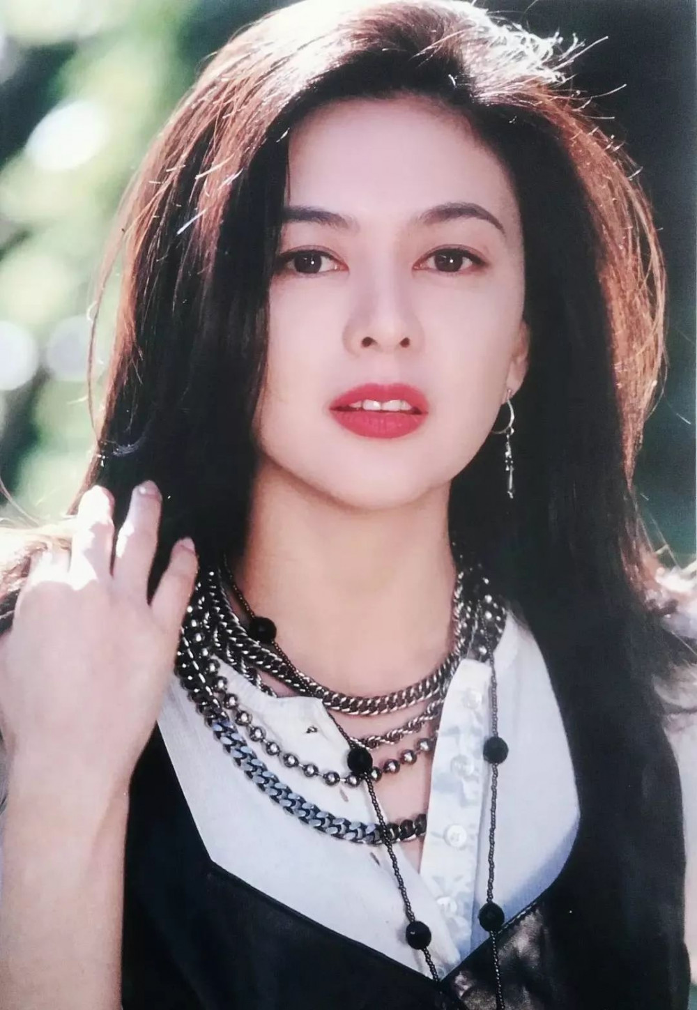 Chắc chắn, vẻ đẹp này khiến khán giả không thể ngó lơ. Đó là Quan Chi Lâm, nữ diễn viên nổi tiếng với vai Chị Mười Ba trong phim Hoàng Phi Hồng. 