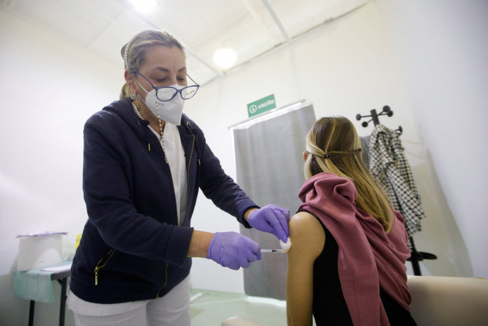 Italia đang tích cực triển khai tiêm vắc-xin ngừa COVID-19 cho người dân - Ảnh: Ciro De Luca/Reuters
