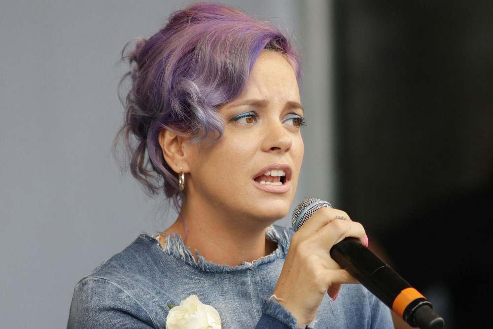 Ca sĩ Lily Allen ra mắt album tố cáo những người từng ức hiếp, ngược đã bản thân.