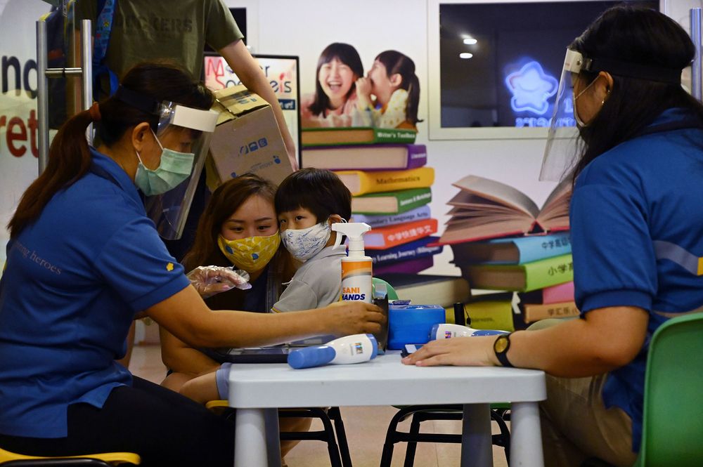 Singapore đóng cửa trường học khi số ca mắc COVID-19 gia tăng báo động.
