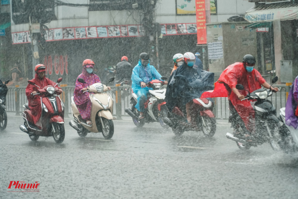 Tại các tuyến đường lớn, mưa lớn đầu tuần cũng đã giảm tình trạng kẹt xe vào sáng đầu tuần