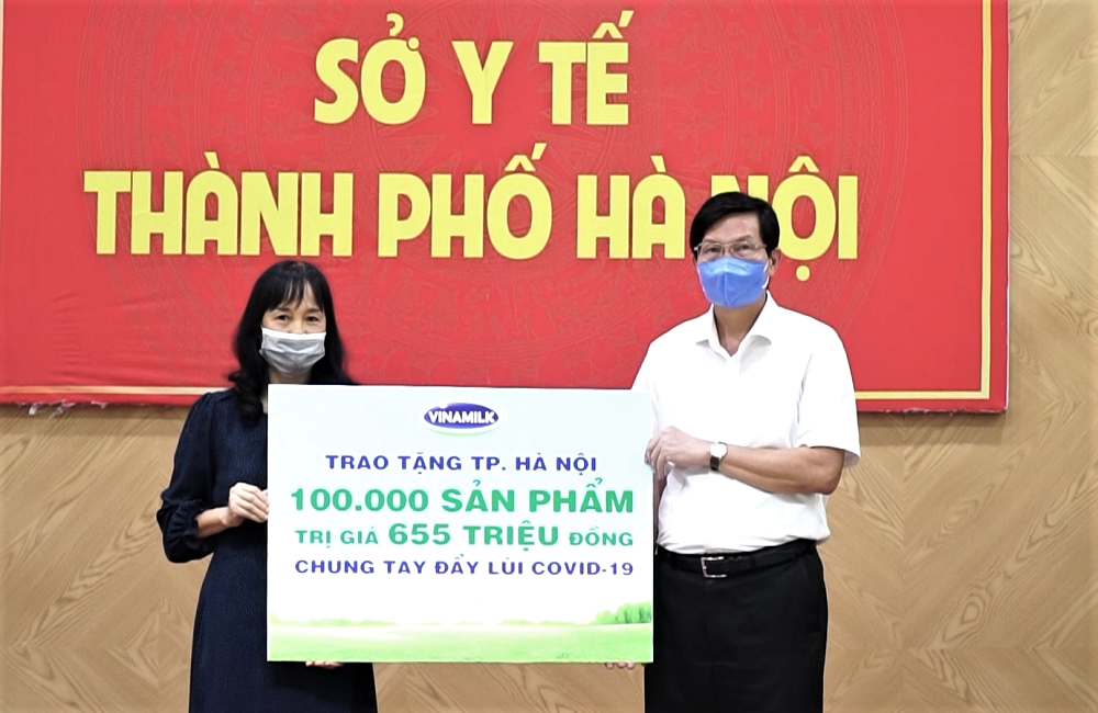 Gần 100.000 sản phẩm, tương đương hơn 655 triệu đồng, đã được Vinamilk trao tặng đại diện Sở Y tế TP.Hà Nội. Ảnh: Vinamilk