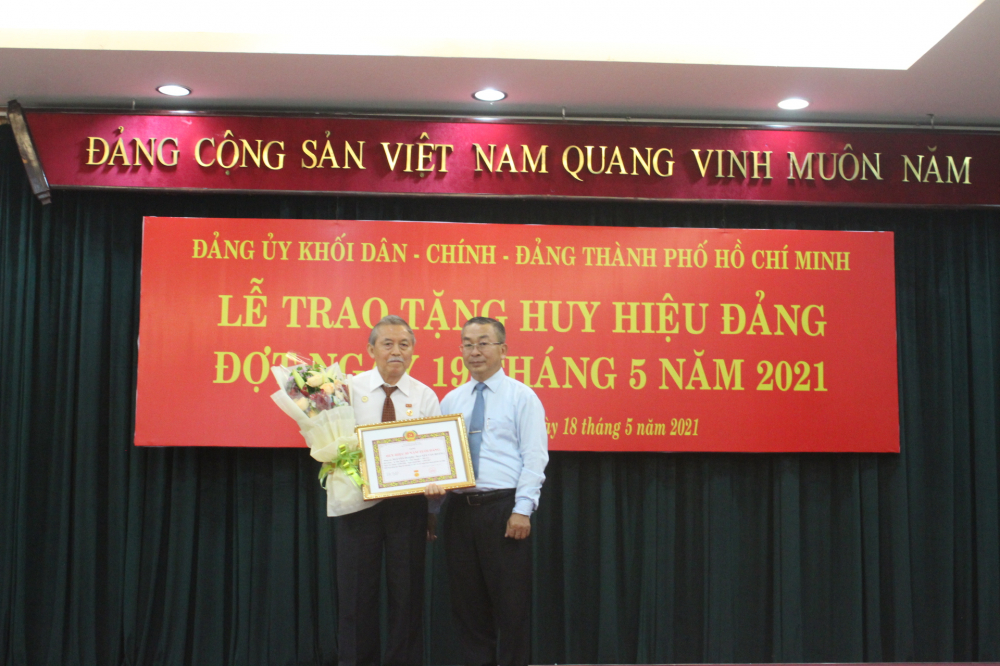 Ông Nguyễn Hoàng nhận huy hiệu 55 năm tuổi Đảng.