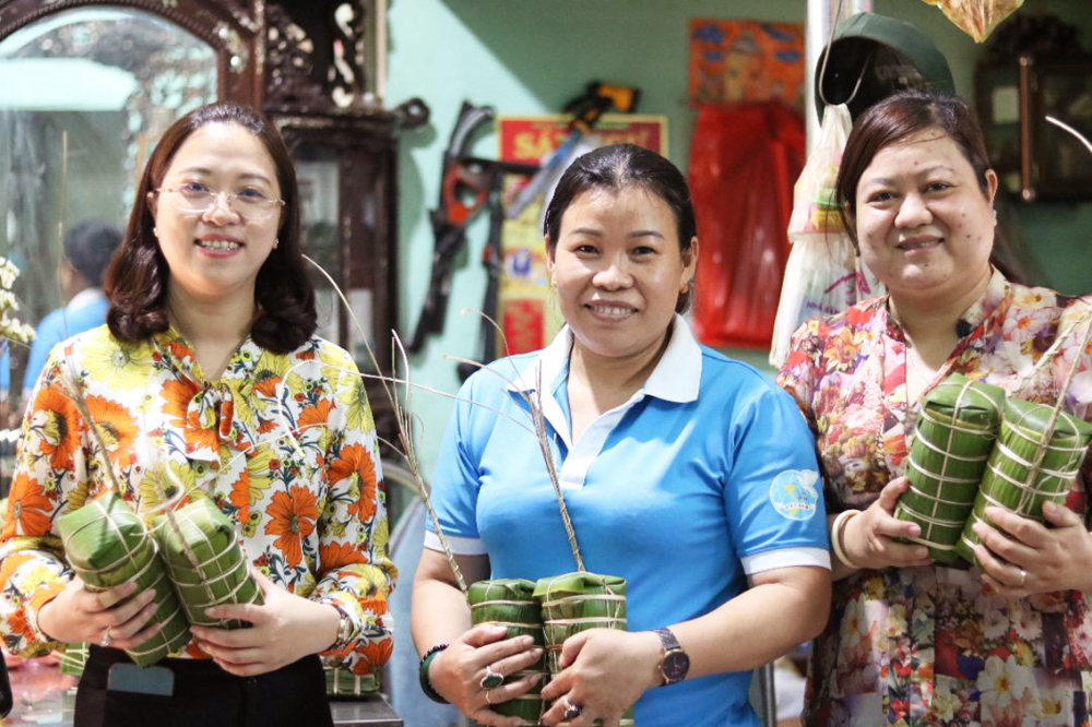Chị Huỳnh Đặng Hà Tuyên (bìa trái) cùng cán bộ Hội địa phương gói bánh tét tặng công nhân vui tết Nguyên đán Tân Sửu