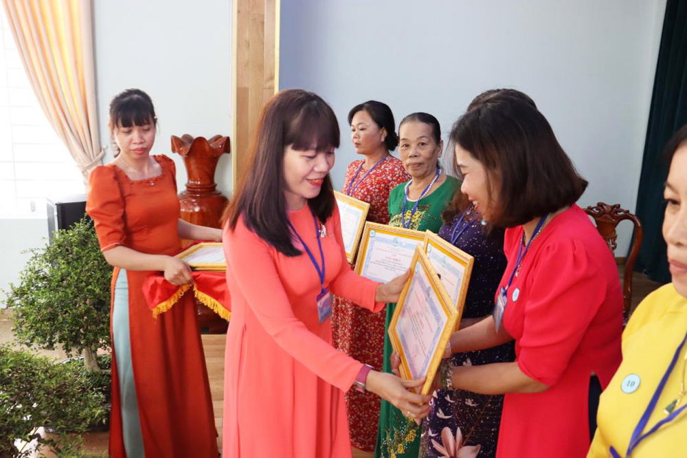 Chị Nguyễn Thị Thanh Diệu khen thưởng cán bộ Hội