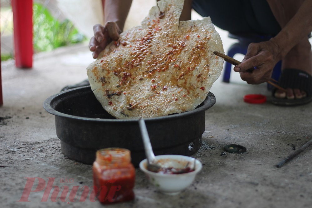 Bánh tráng nướng mắm cái là món ăn quen thuộc của nhiều người dân Quảng Ngãi. 