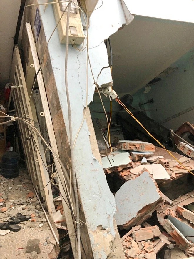 Căn nhà bị sập có kết cấu trệt + lầu (sàn bê tông giả + gỗ)