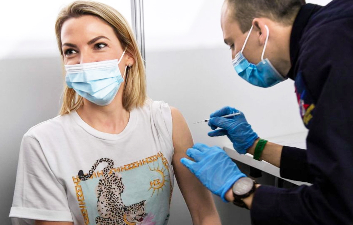 Kéo dài khoảng thời gian giữa mũi tiêm thứ nhất và thứ hai sẽ giúp nhiều người nhận được liều vắc-xin đầu tiên hơn - Ảnh: AFP