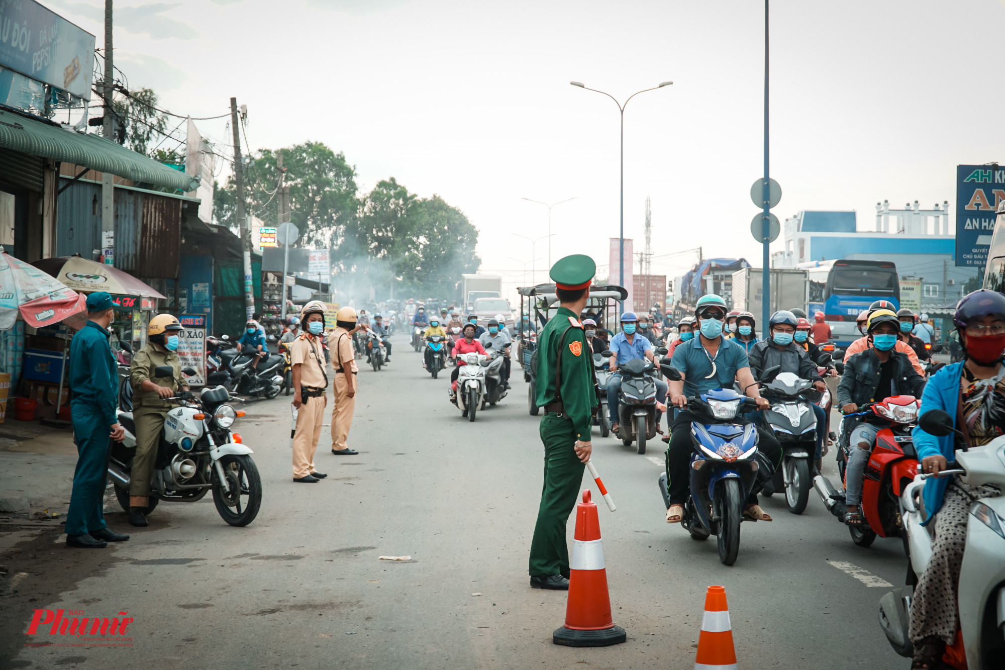 Vào giờ cao điểm, lượng lượng chỉ kiểm tra ngẫu nhiên, hạn chế ùn tắt giao thông