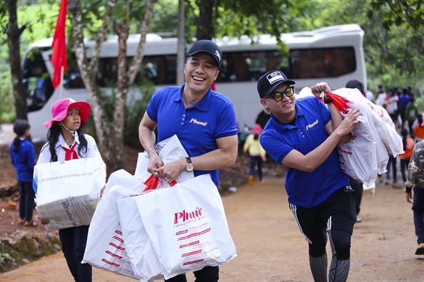 Nghệ sĩ Quang Thảo (trái) trong chuyển đi Đắk Nông tháng 4/2019