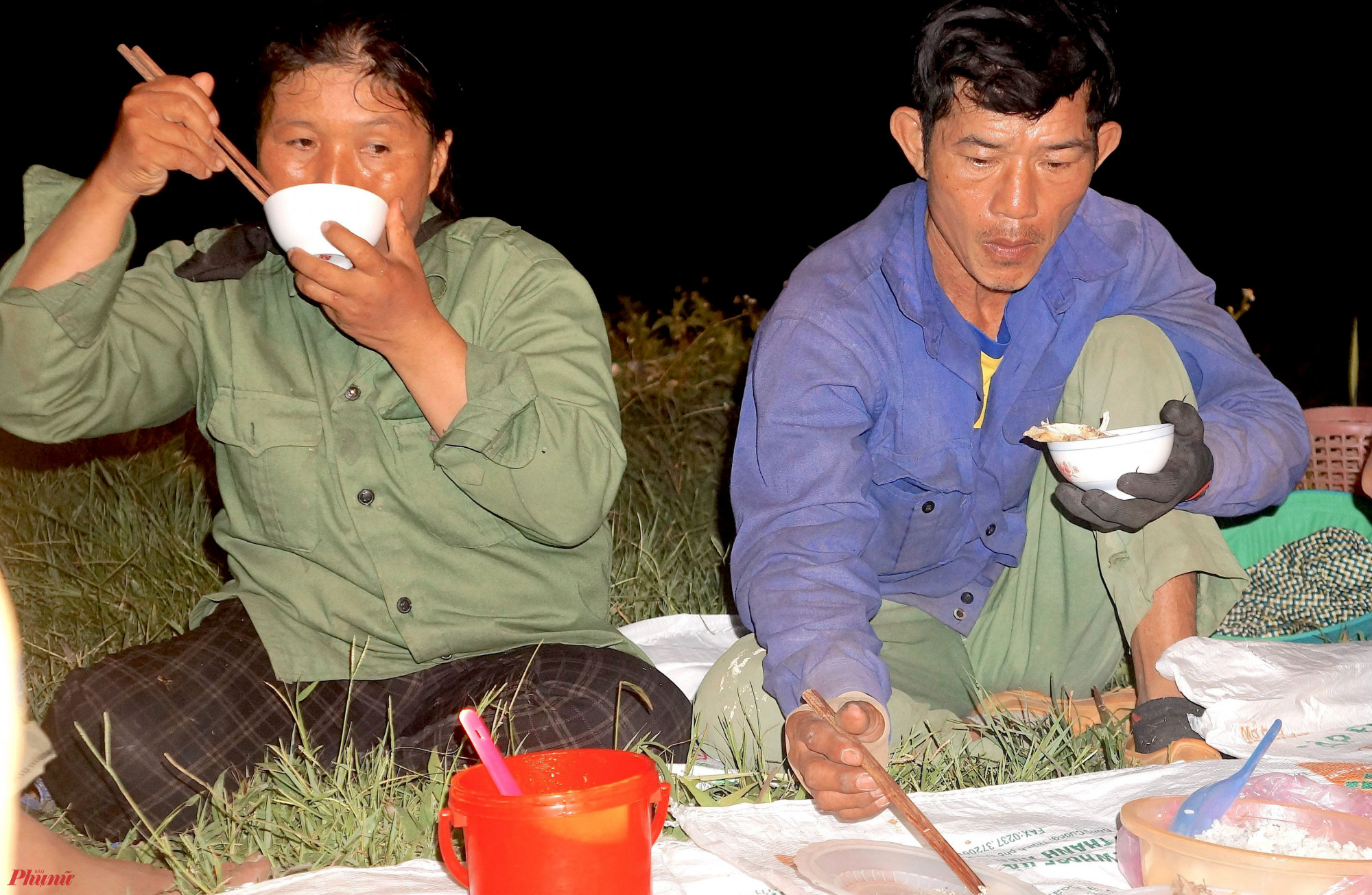 Nhiều gia đình còn mang theo cơm tối ra ăn ngay tại ruộng để tranh thủ gặt lúa đêm tránh nắng nóng.
