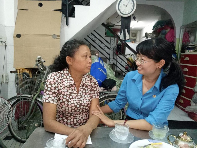 Bà Trần Thị Diệu Thúy (bên phải) thăm nữ công nhân bị tai nạn lao động