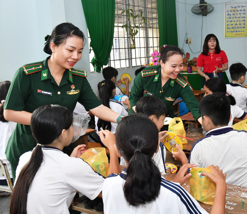 Cứ mỗi mùa Trung thu đến, thiếu tá Trang (người đứng giữa) lại cùng đồng đội chia sẻ niềm vui với thiếu nhi trên địa bàn - Ảnh: Lê Quân