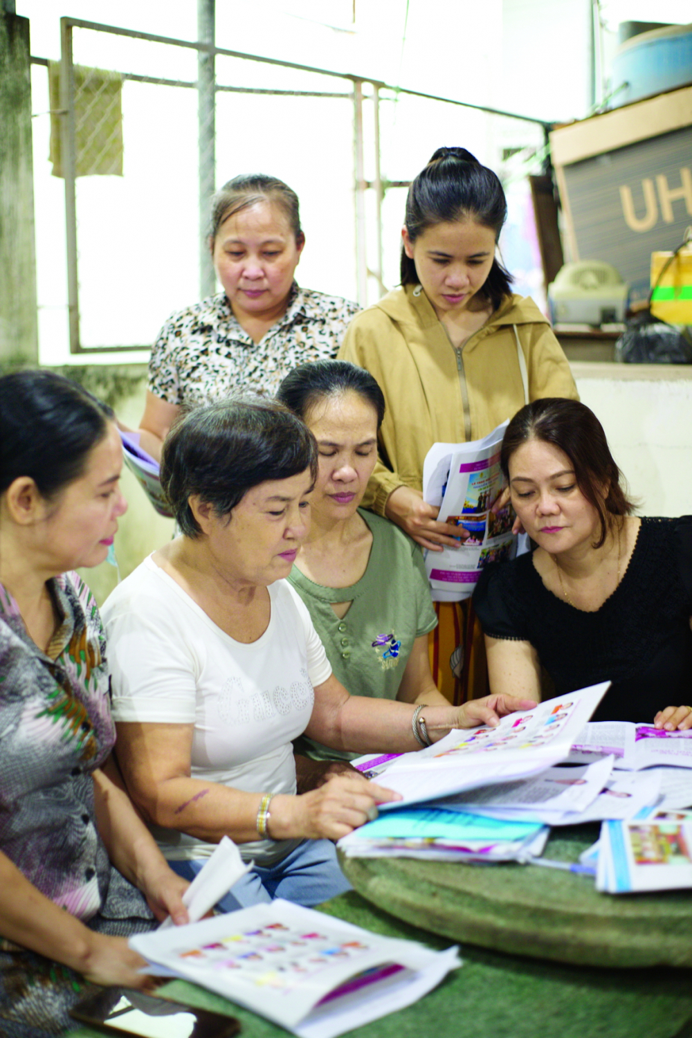 Chị Nguyễn Thị Phương Lân (câu lạc bộ  Nữ chủ nhà trọ - khu phố 1B, P.Tân Thuận Đông, Q.7) tuyên truyền, hướng dẫn các nữ công nhân về cuộc Bầu cử Quốc hội - ẢNH: PHÙNG HUY