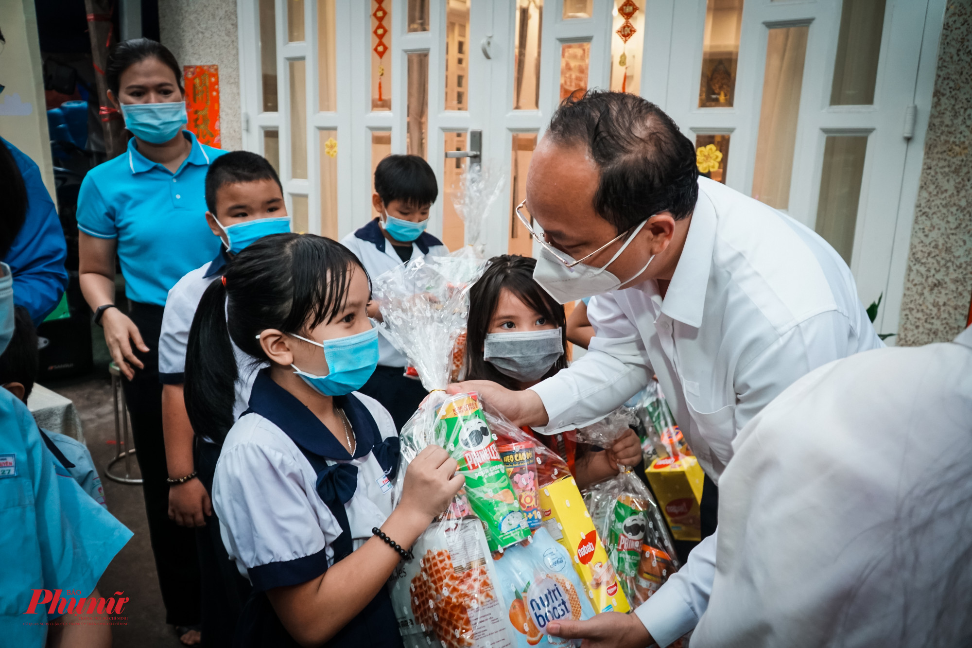 Trước đó, ngày 19/5,ông Nguyễn Hồ Hải - Phó Bí thư Thành ủy TPHCM cũng đã dẫn đầu Đoàn công tác đến kiểm tra các chốt và tặng quà cho các con em của công nhân có hoàn cảnh khó khăn trên địa bàn quận 11