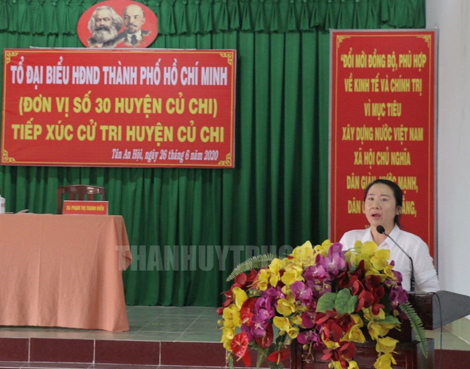 Bà Phạm Thị Thanh Hiền trong một buổi tiếp xúc cử tri năm 2020