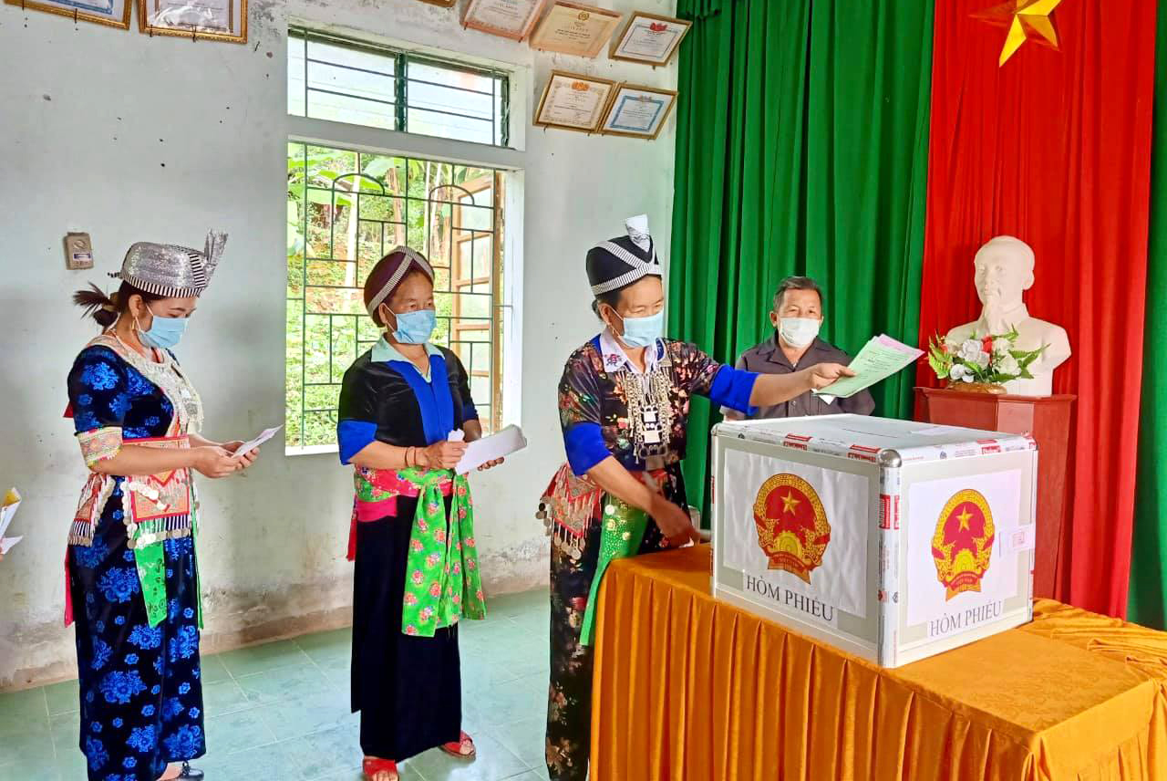 Cử tri dân tộc thiểu số ở rẻo cao Nghệ An tham gia bầu cử sớm