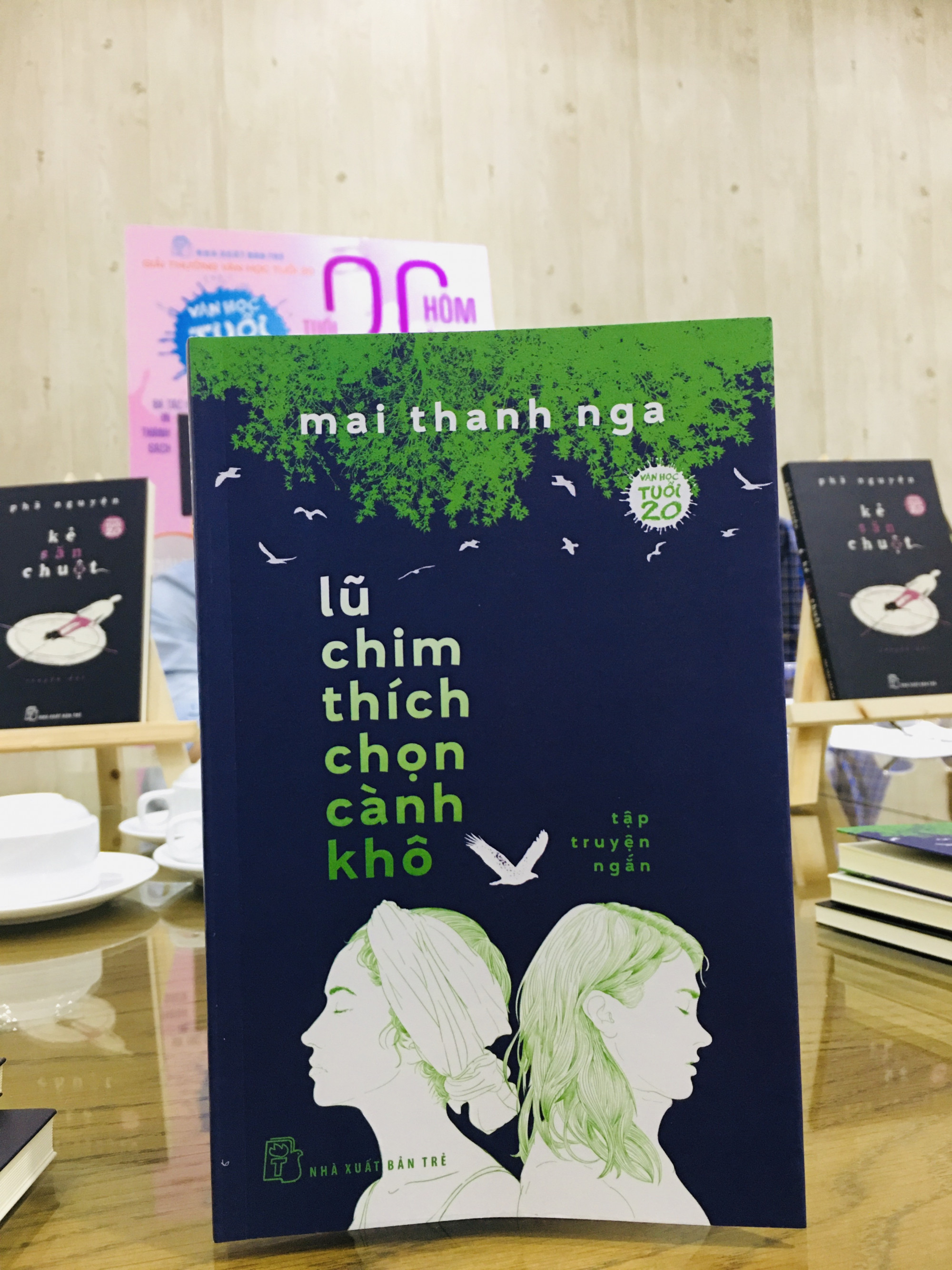 Tác giả Mai Thanh Nga đã in bốn tác phẩm trước đó: Chộn rộn xứ người, Trái tim trên những con đường, Paris trong hộp giày và 3,1kg hạnh phúc